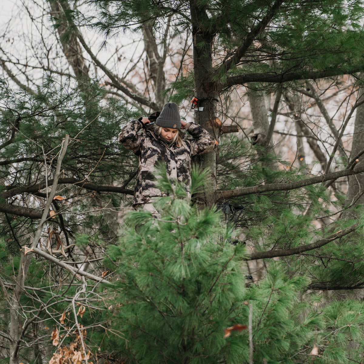 women hunter in the tree stand