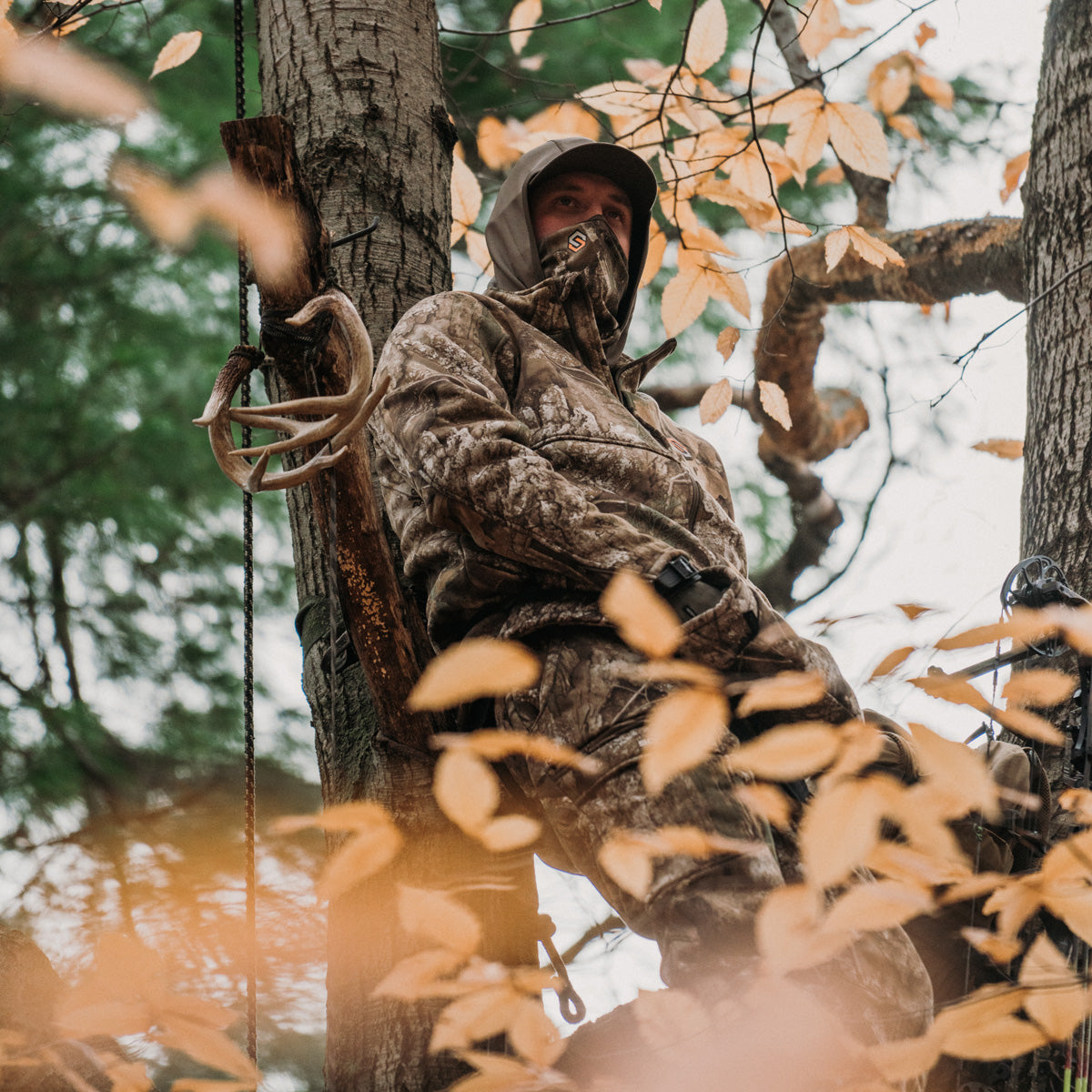 hunter wearing ridge in the tree stand