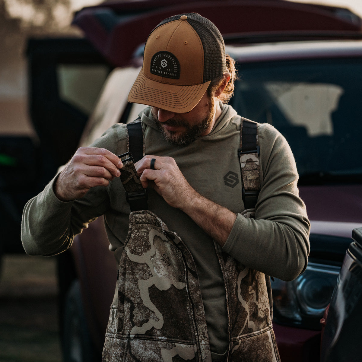 hunter adjusting his straps on his ridge bibs